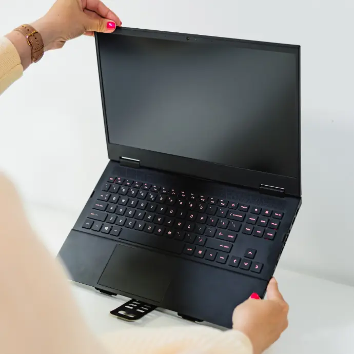 BakkerElkhuizen Universal-Laptopständer, an einem Laptop befestigt