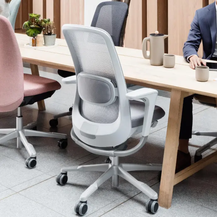 Ergonomischer Bürostuhl HÅG SoFi Mesh 7500 in Grau an einem Schreibtisch