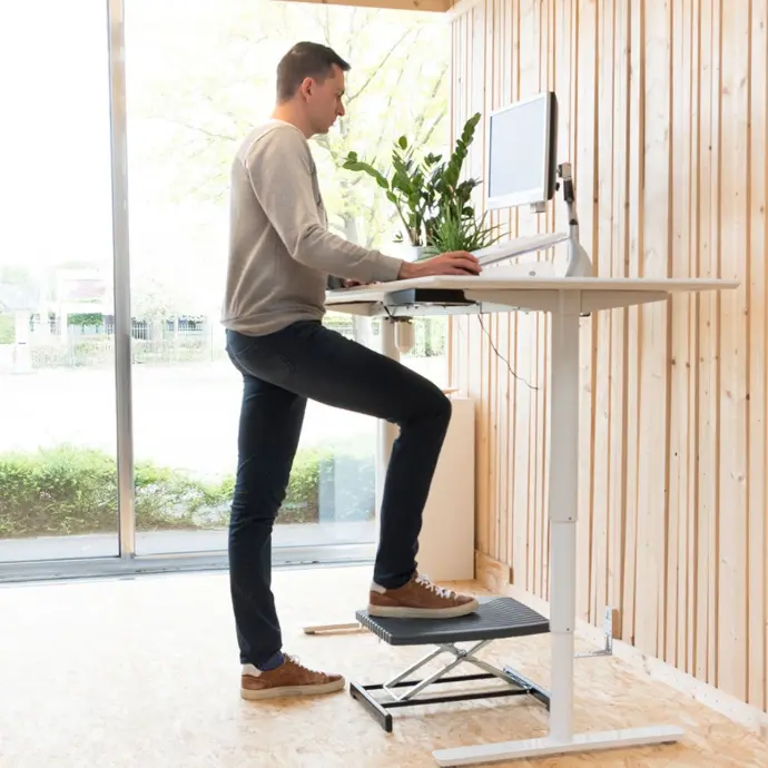 Discover sit-stand desks to help you move more during your workday Ergonomio electric sit-stand desk for alternating between sitting and standing