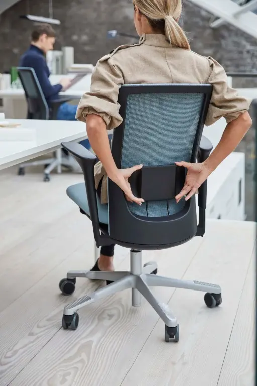 Adjusting the lumbar support on a HÅG Futu Mesh