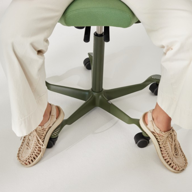 HÅG Capisco 8106 stervoet met wielen groen — onderkant detailshot